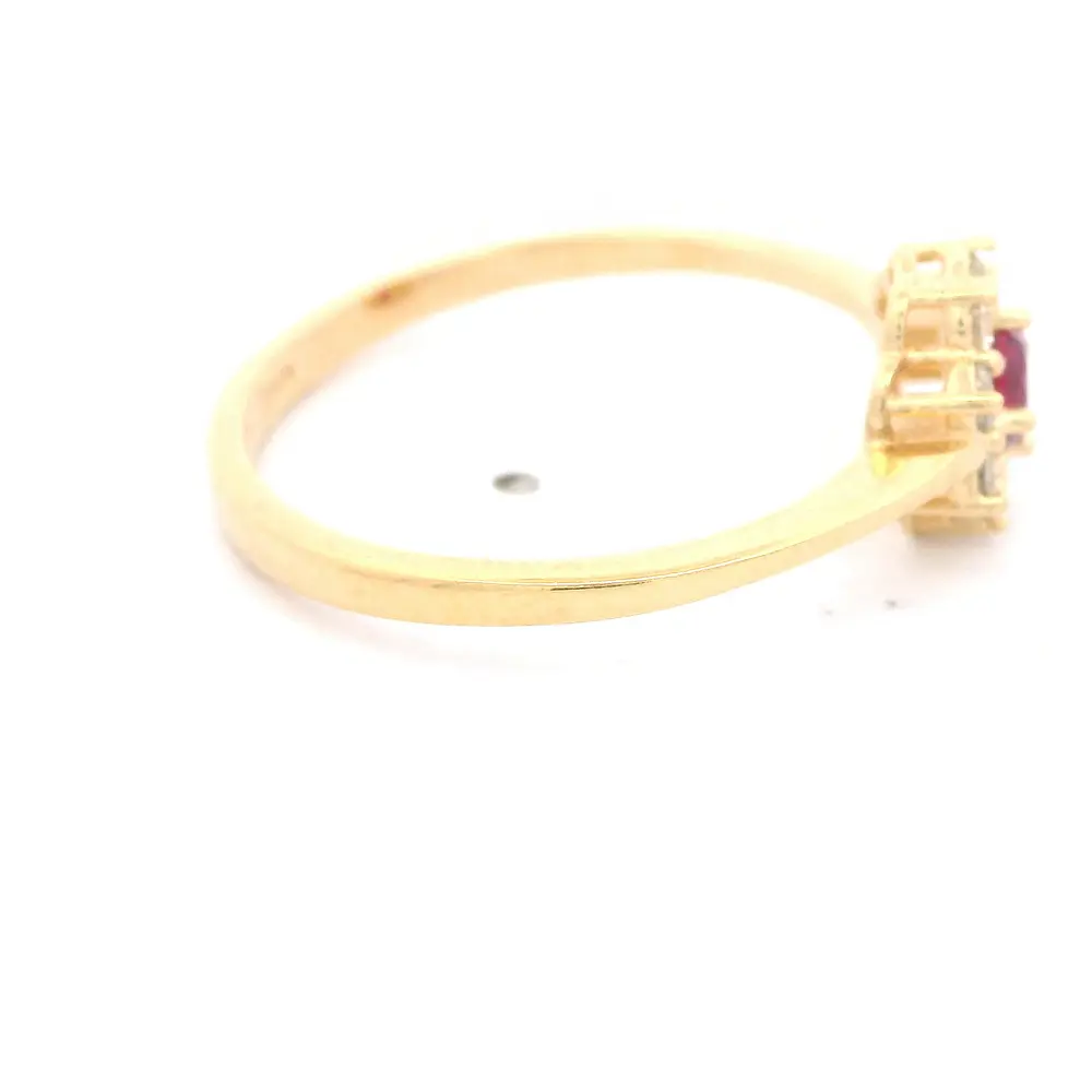 Anillo de Oro Amarillo 18K Flor con 1P Fucsia y MCP Incoloras