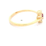 Anillo de Oro Amarillo 18K Flor con 1P Fucsia y MCP Incoloras