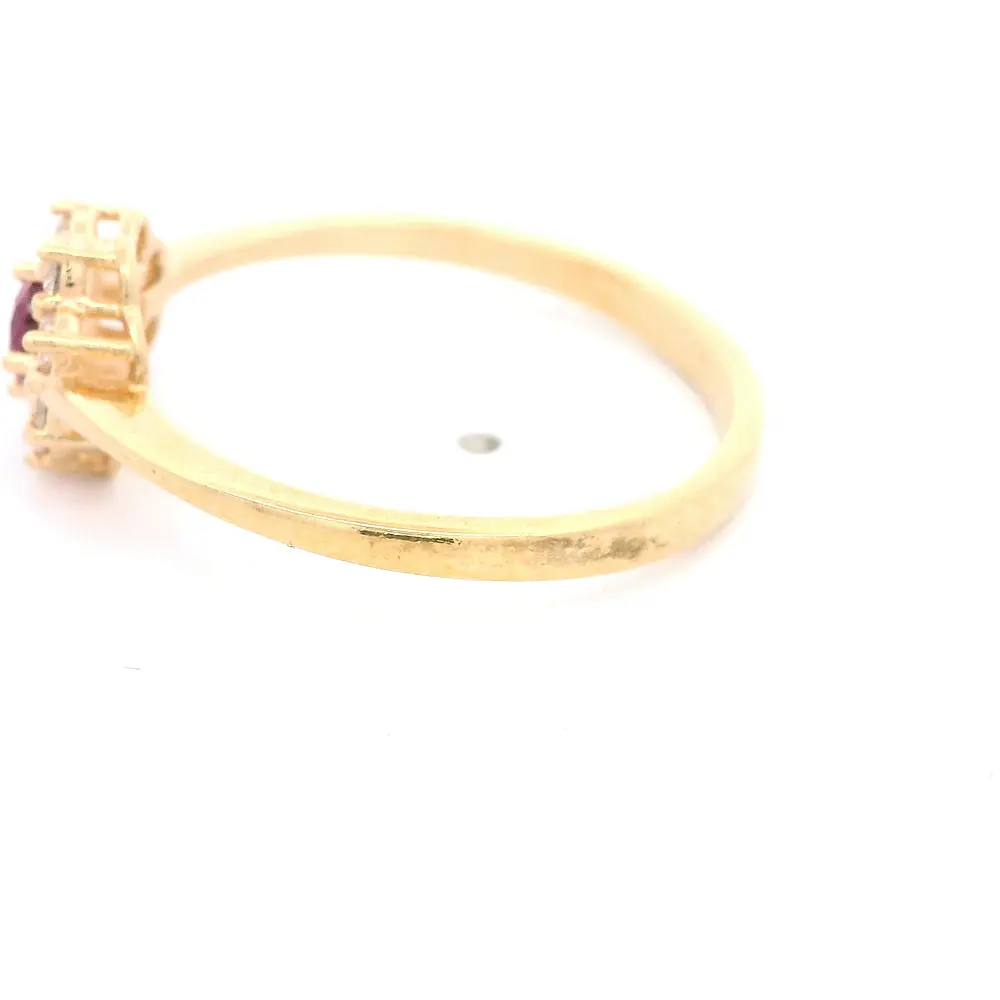 Anillo de Oro Amarillo 18K Flor con 1P Fucsia y MCP Incoloras