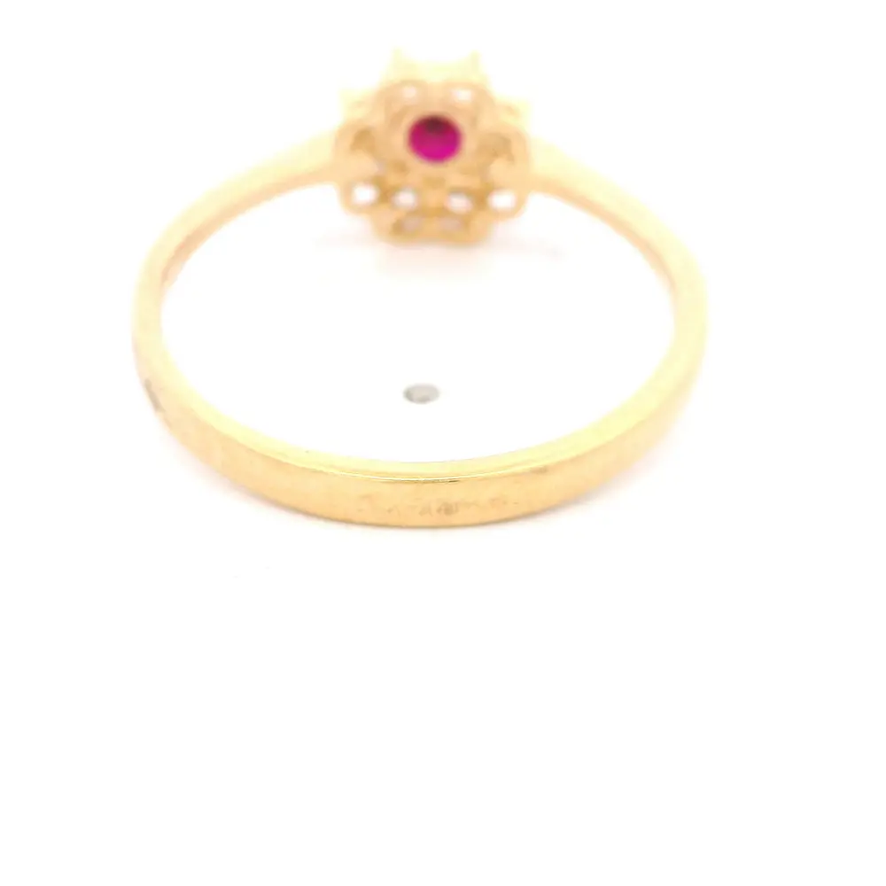 Anillo de Oro Amarillo 18K Flor con 1P Fucsia y MCP Incoloras