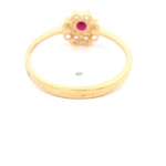 Anillo de Oro Amarillo 18K Flor con 1P Fucsia y MCP Incoloras