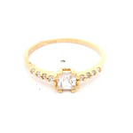 Anillo de Oro Amarillo 18K Solitario Cintillo con 1P Incolora y MCP Incoloras Laterales