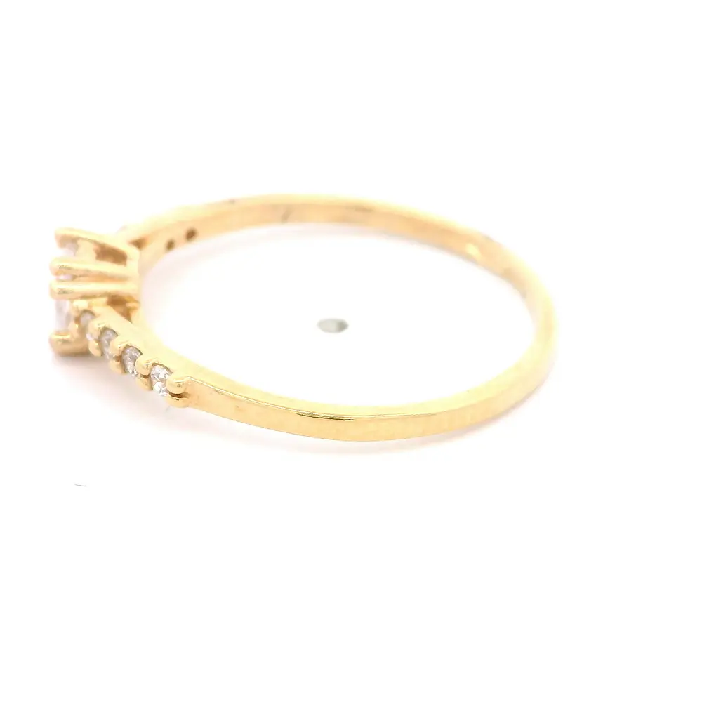 Anillo de Oro Amarillo 18K Solitario Cintillo con 1P Incolora y MCP Incoloras Laterales