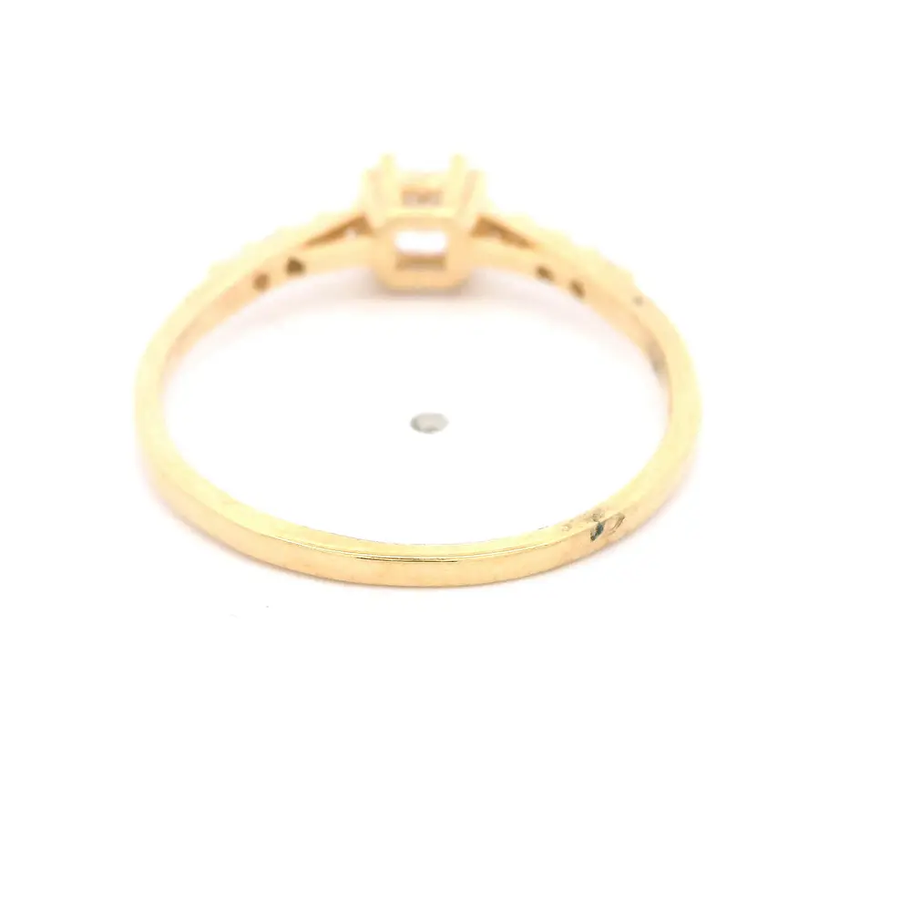 Anillo de Oro Amarillo 18K Solitario Cintillo con 1P Incolora y MCP Incoloras Laterales