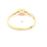 Anillo de Oro Amarillo 18K Solitario Cintillo con 1P Incolora y MCP Incoloras Laterales