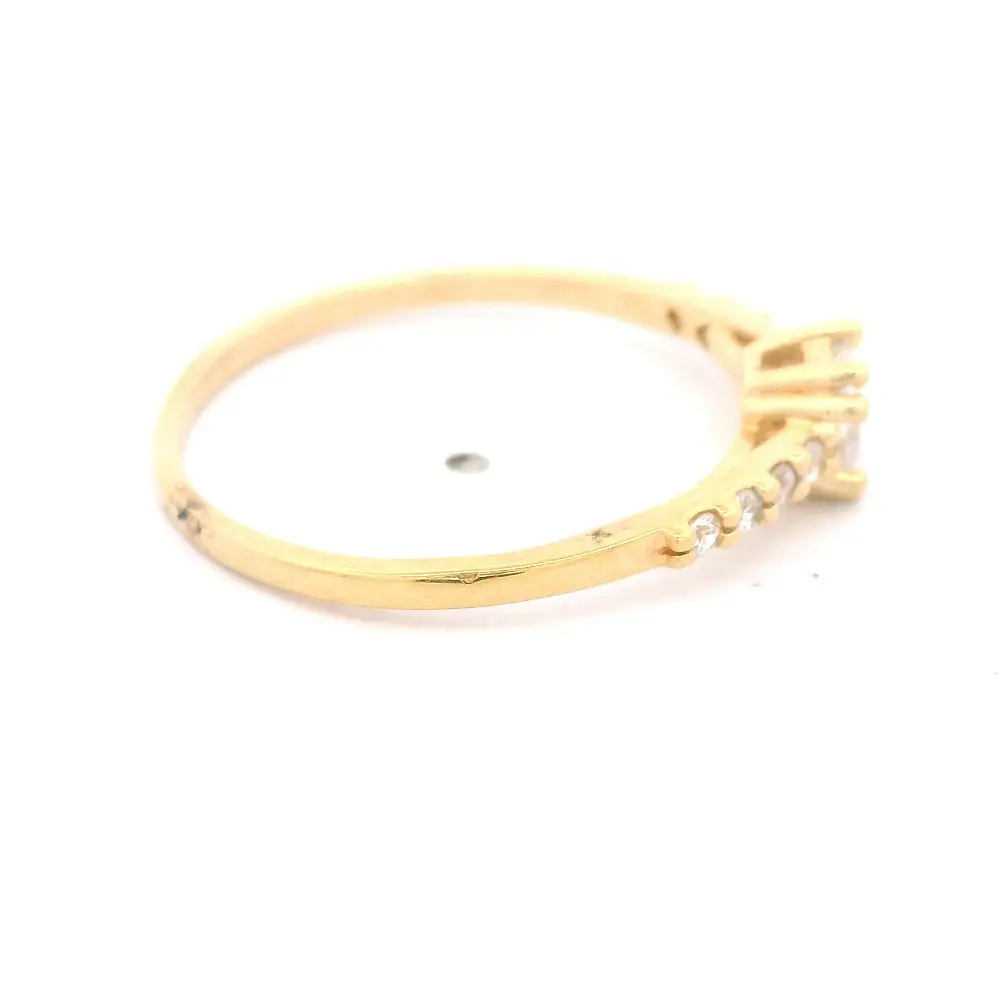 Anillo de Oro Amarillo 18K Solitario Cintillo con 1P Incolora y MCP Incoloras Laterales