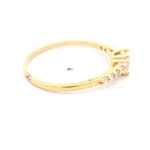 Anillo de Oro Amarillo 18K Solitario Cintillo con 1P Incolora y MCP Incoloras Laterales