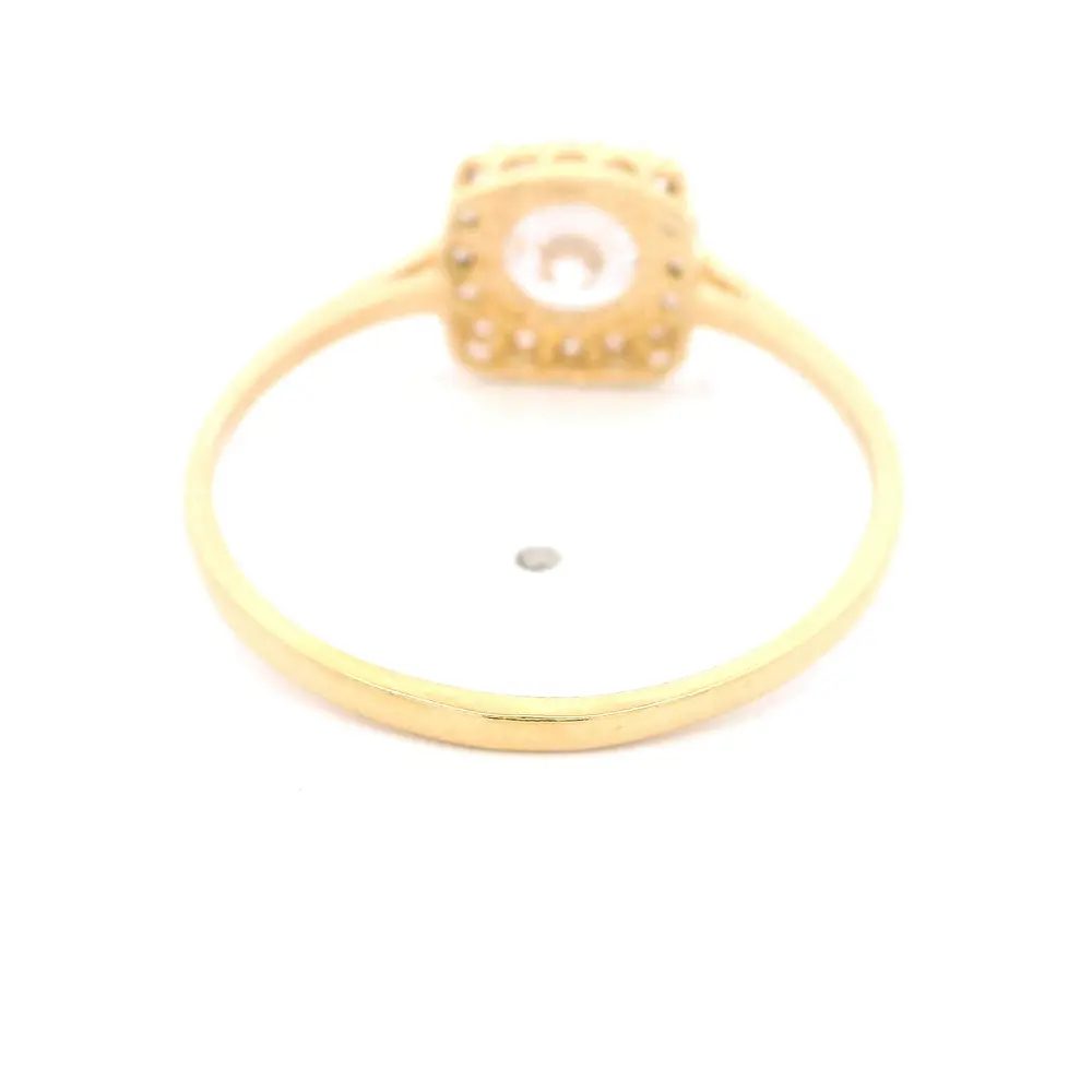 Anillo de Oro Amarillo 18K Cuadrado con 1P Incolora y MCP Incoloras