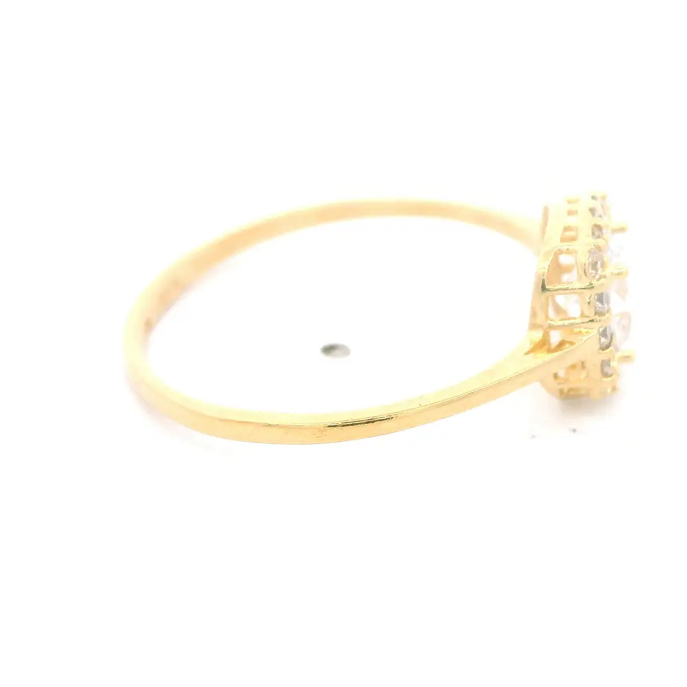 Anillo de Oro Amarillo 18K Cuadrado con 1P Incolora y MCP Incoloras