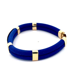 Pulsera de Oro Amarillo 18K con Placa Tallada y Neopreno Azul