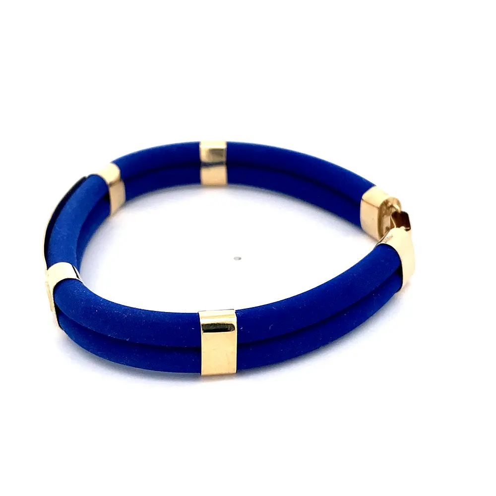 Pulsera de Oro Amarillo 18K con Placa Tallada y Neopreno Azul