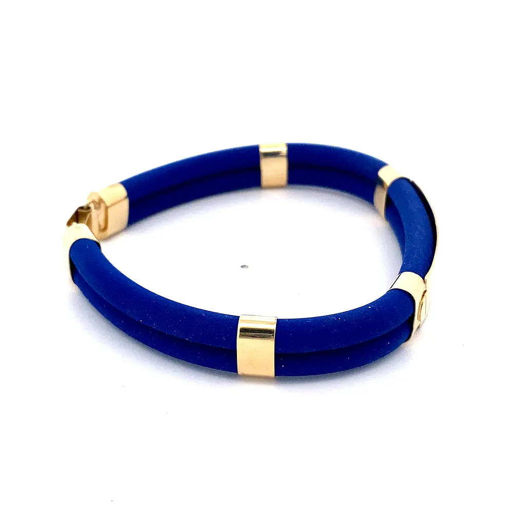 Pulsera de Oro Amarillo 18K con Placa Tallada y Neopreno Azul