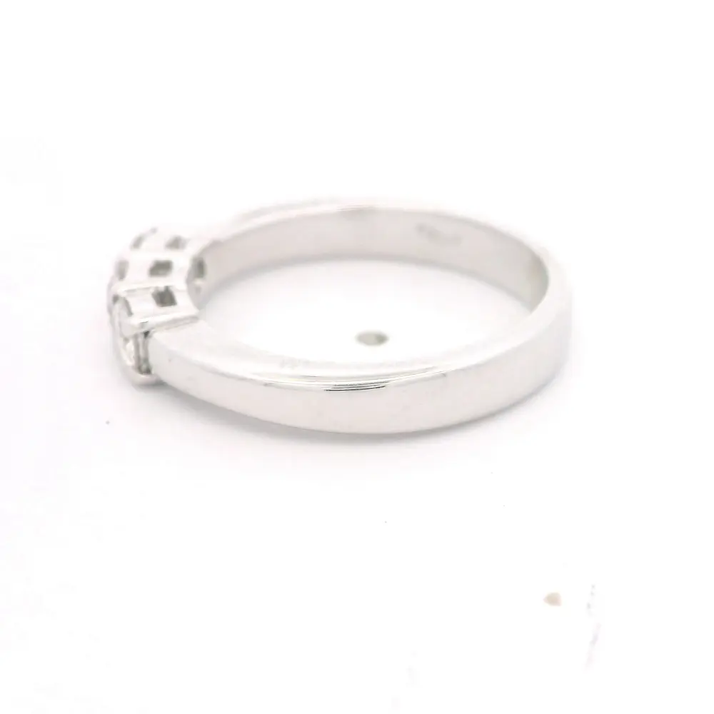Anillo Cintillo Rodinado de Oro Blanco 18K con 3 Diamantes