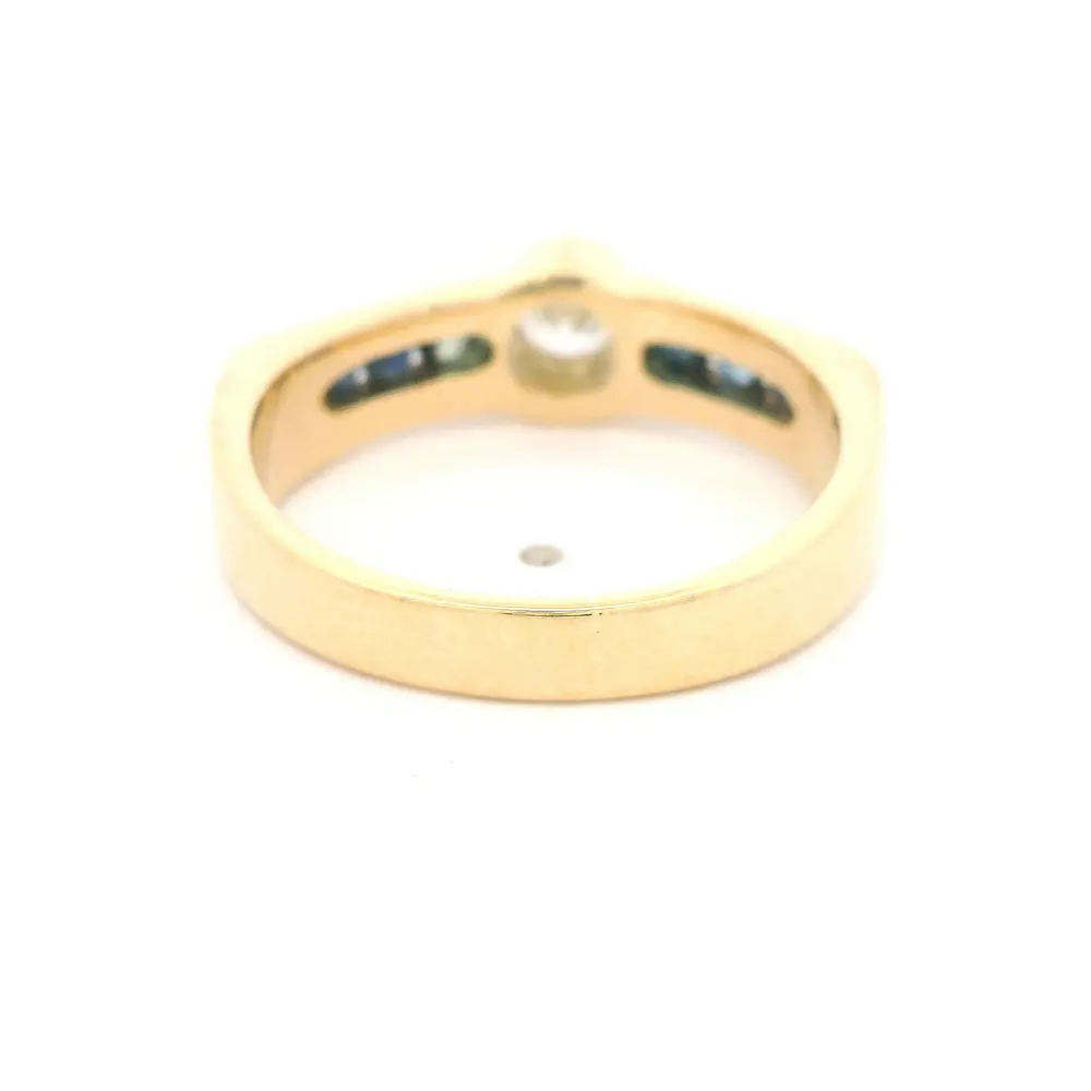 Anillo Cintillo Triangular de Oro Amarillo 18K con Diamante