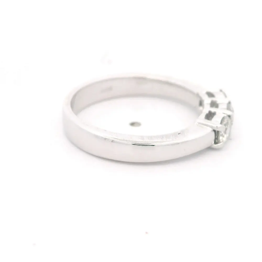Anillo Cintillo Rodinado de Oro Blanco 18K con 3 Diamantes