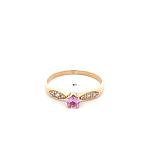 Anillo Solitario de Oro Amarillo 18K con Piedra Rosada e Incoloras