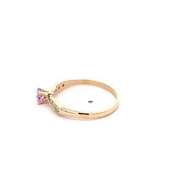 Anillo Solitario de Oro Amarillo 18K con Piedra Rosada e Incoloras