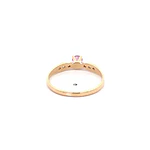 Anillo Solitario de Oro Amarillo 18K con Piedra Rosada e Incoloras