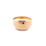 Anillo Sello de Oro Amarillo 18K con Piedra Fucsia y Tallado Lateral
