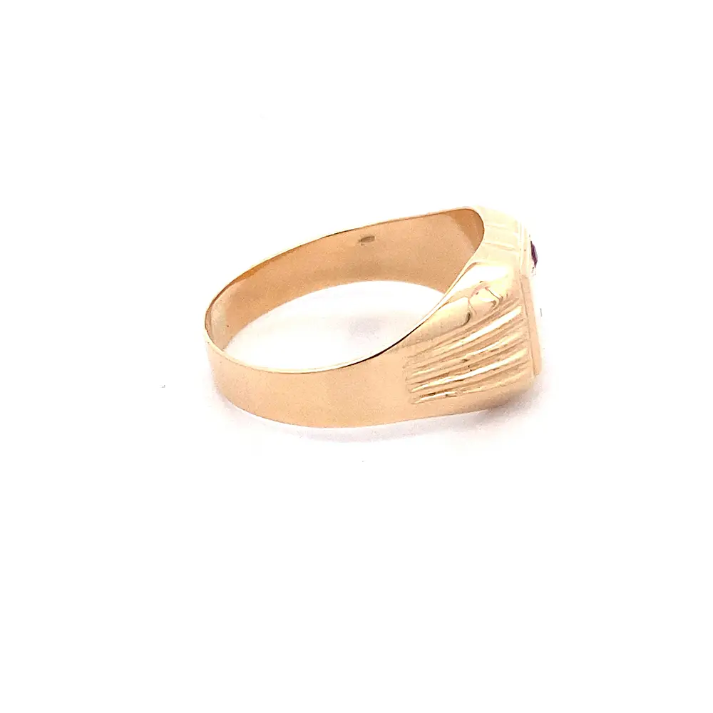 Anillo Sello de Oro Amarillo 18K con Piedra Fucsia y Tallado Lateral