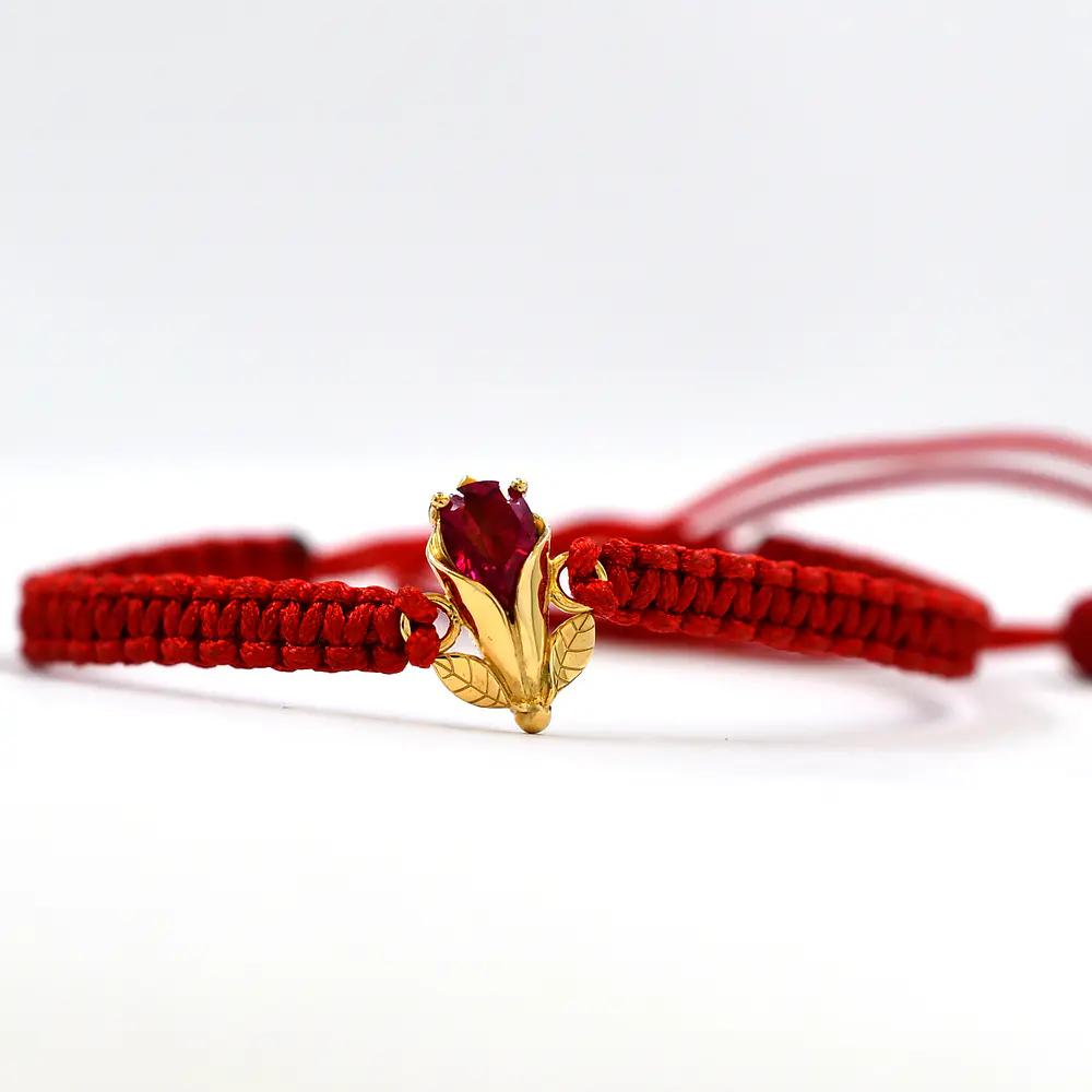 Pulsera De Hilo Rojo Con Dije Copihue De Oro Amarillo 18K