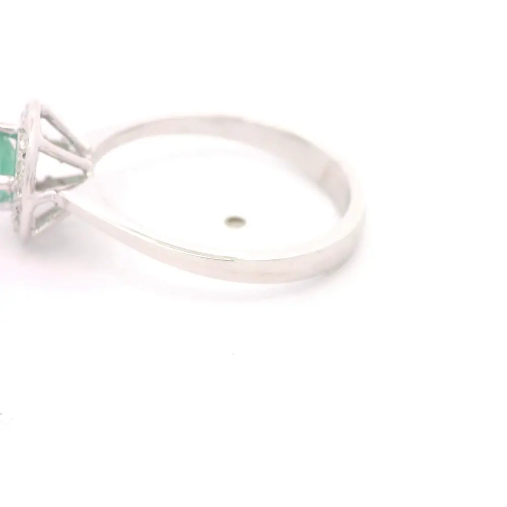 Anillo Halo De Oro Blanco 18K Con Diamantes y Piedra Verde