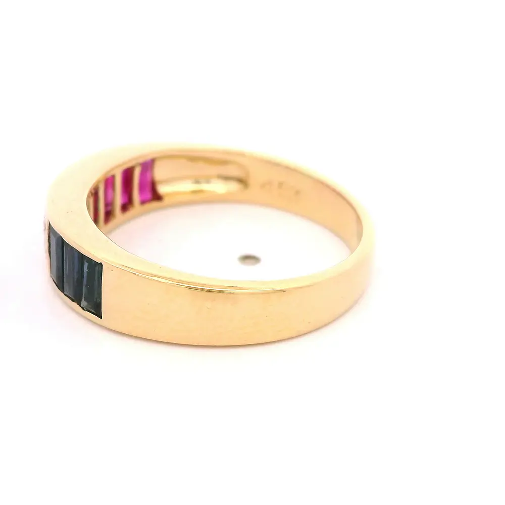 Anillo Cintillo De Oro 18K Con Diamantes, Esmeraldas, Zafiros y Rubíes