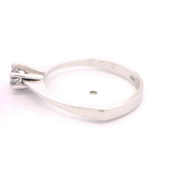 Anillo Solitario Flor De Oro Blanco 18K Con Diamante Natural