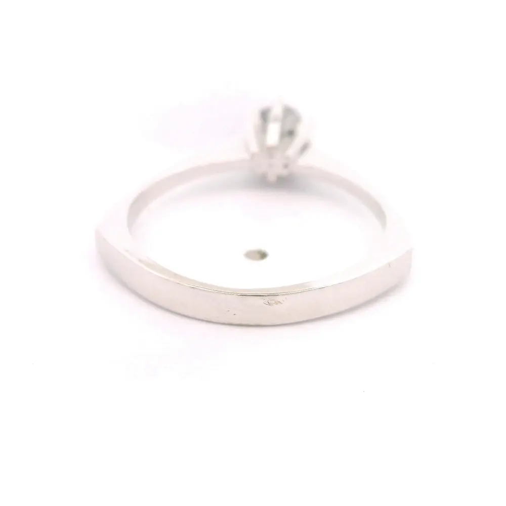 Anillo Solitario Flor De Oro Blanco 18K Con Diamante Natural