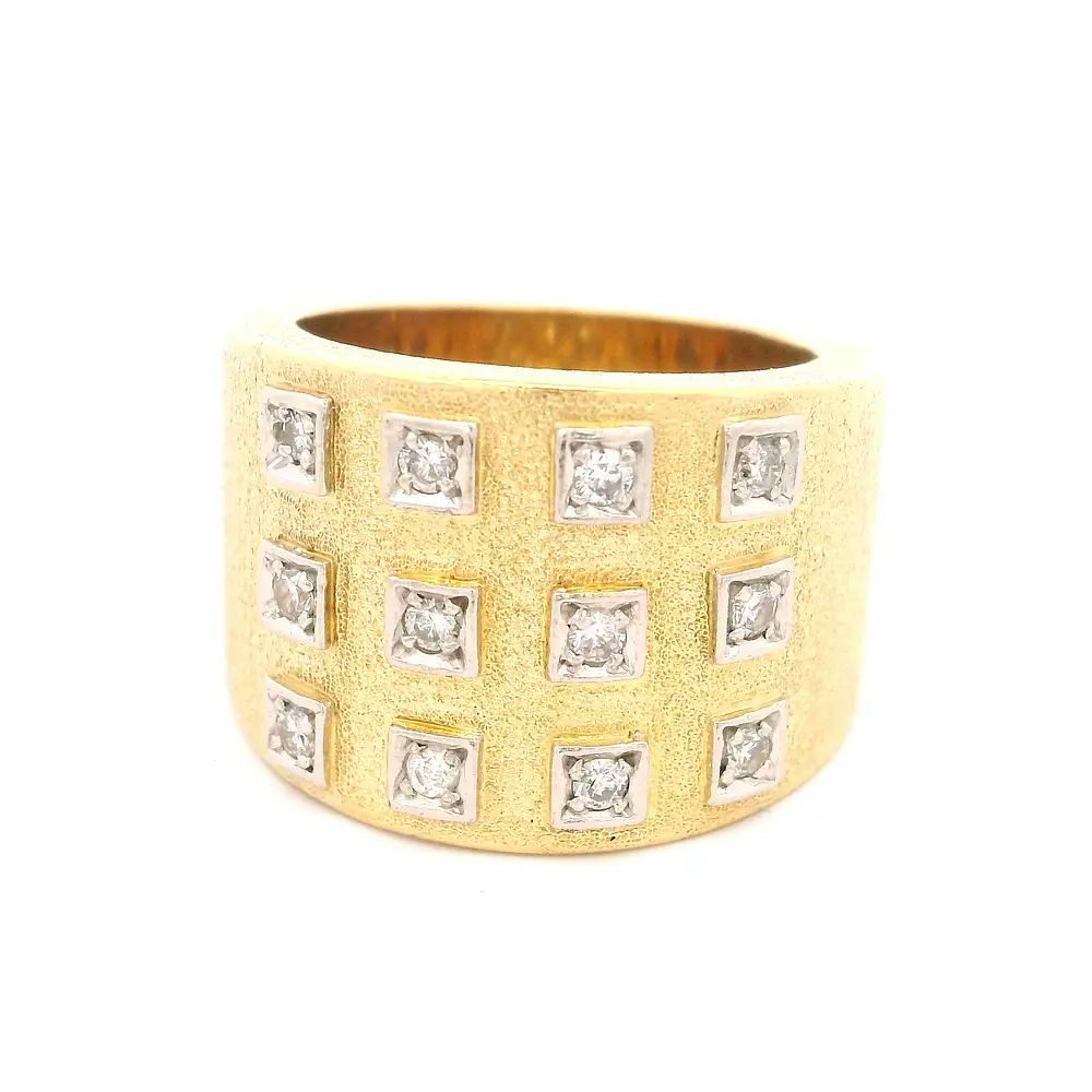 Anillo Bombé Mateado De Dos Oros 18K Con 12 Diamantes