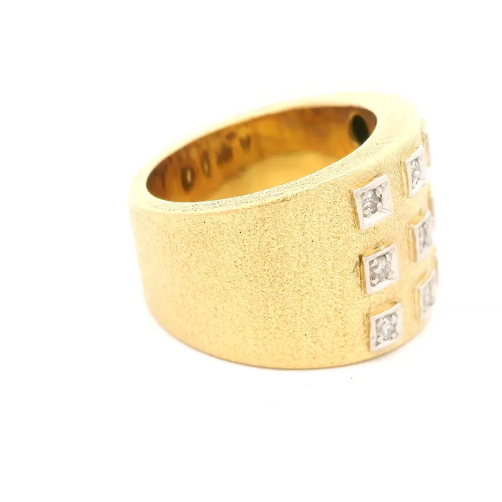 Anillo Bombé Mateado De Dos Oros 18K Con 12 Diamantes