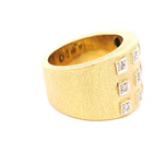 Anillo Bombé Mateado De Dos Oros 18K Con 12 Diamantes
