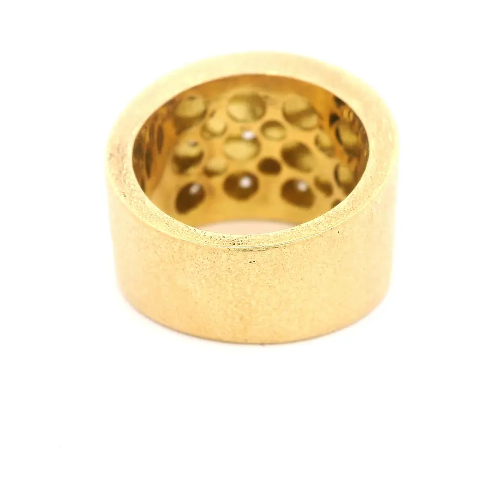 Anillo Bombé Mateado De Dos Oros 18K Con 12 Diamantes