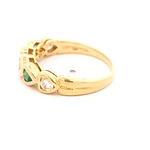 Anillo Cintillo Corazones De Oro 18K Con Diamantes y Piedras Verdes