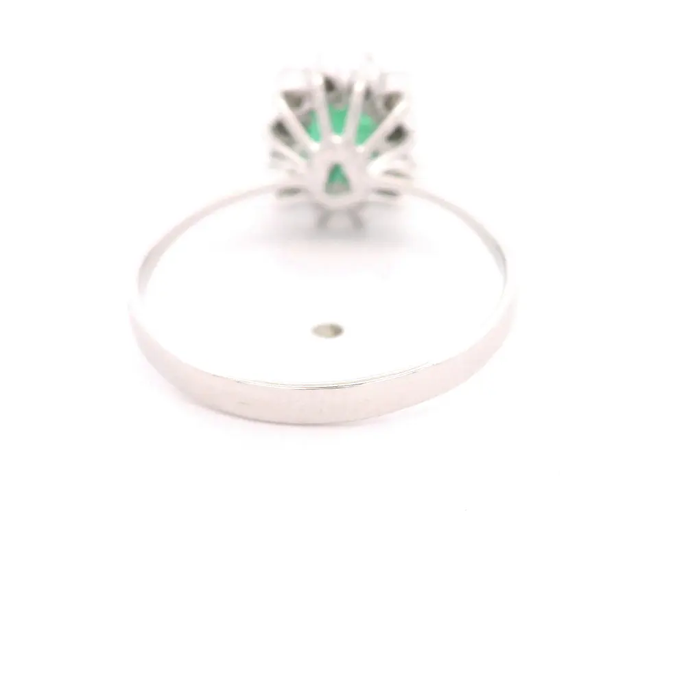 Anillo Flor De Oro Blanco 18K Con Esmeralda y 12 Diamantes