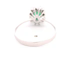 Anillo Flor De Oro Blanco 18K Con Esmeralda y 12 Diamantes