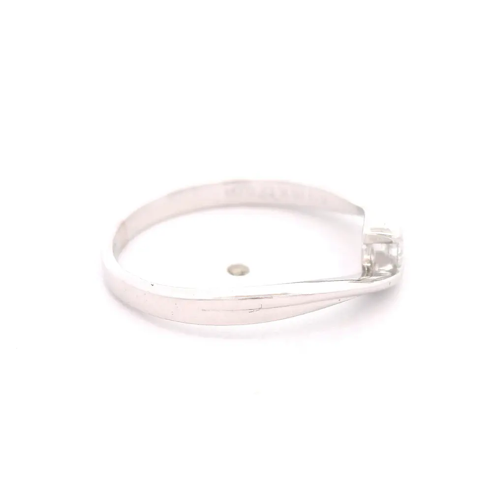 Anillo Solitario Cruzado De Oro Blanco 18K Con Diamante Natural