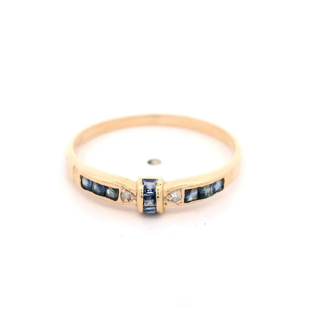 Anillo Cintillo De Oro Amarillo 14K Con Zafiros Princess y Diamantes