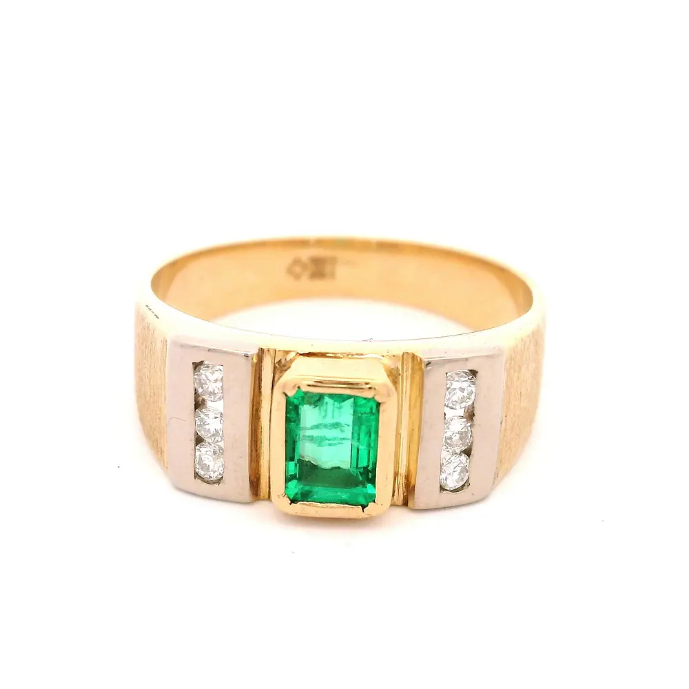 Anillo Semibombé Mateado De Dos Oros 18K Con Esmeralda y Diamantes