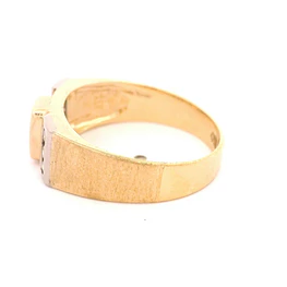 Anillo Semibombé Mateado De Dos Oros 18K Con Esmeralda y Diamantes