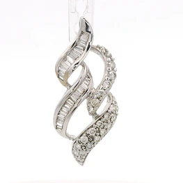 Colgante Ondulado Calado De Oro Blanco 18K Con 48 Diamantes Naturales