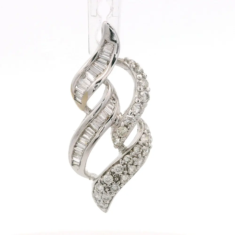 Colgante Ondulado Calado De Oro Blanco 18K Con 48 Diamantes Naturales