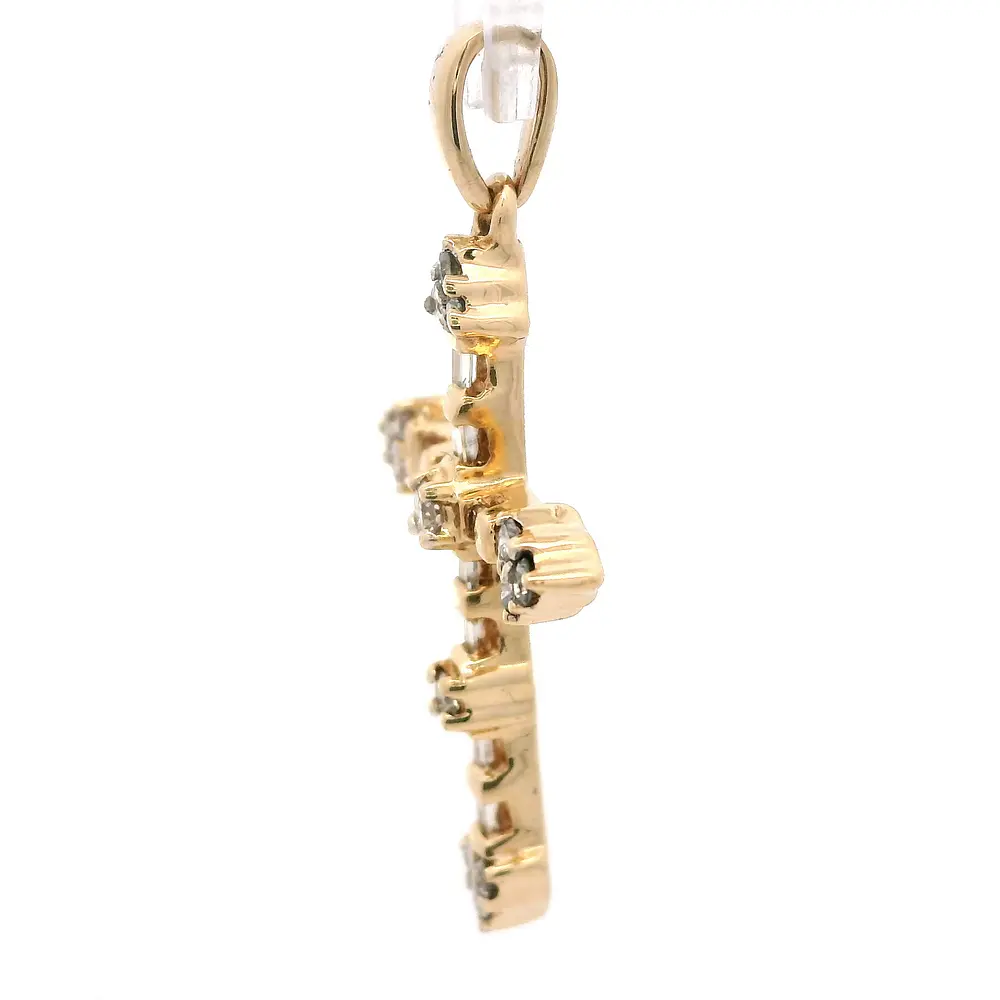 Colgante Cruz De Oro 14K Con 24 Diamantes Baguette y Redondos