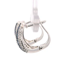 Aros Huggies Bombé De Oro Blanco 18K Con Diamantes y Piedras Azules