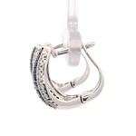 Aros Huggies Bombé De Oro Blanco 18K Con Diamantes y Piedras Azules