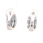 Aros Huggies Bombé De Oro Blanco 18K Con Diamantes y Piedras Azules