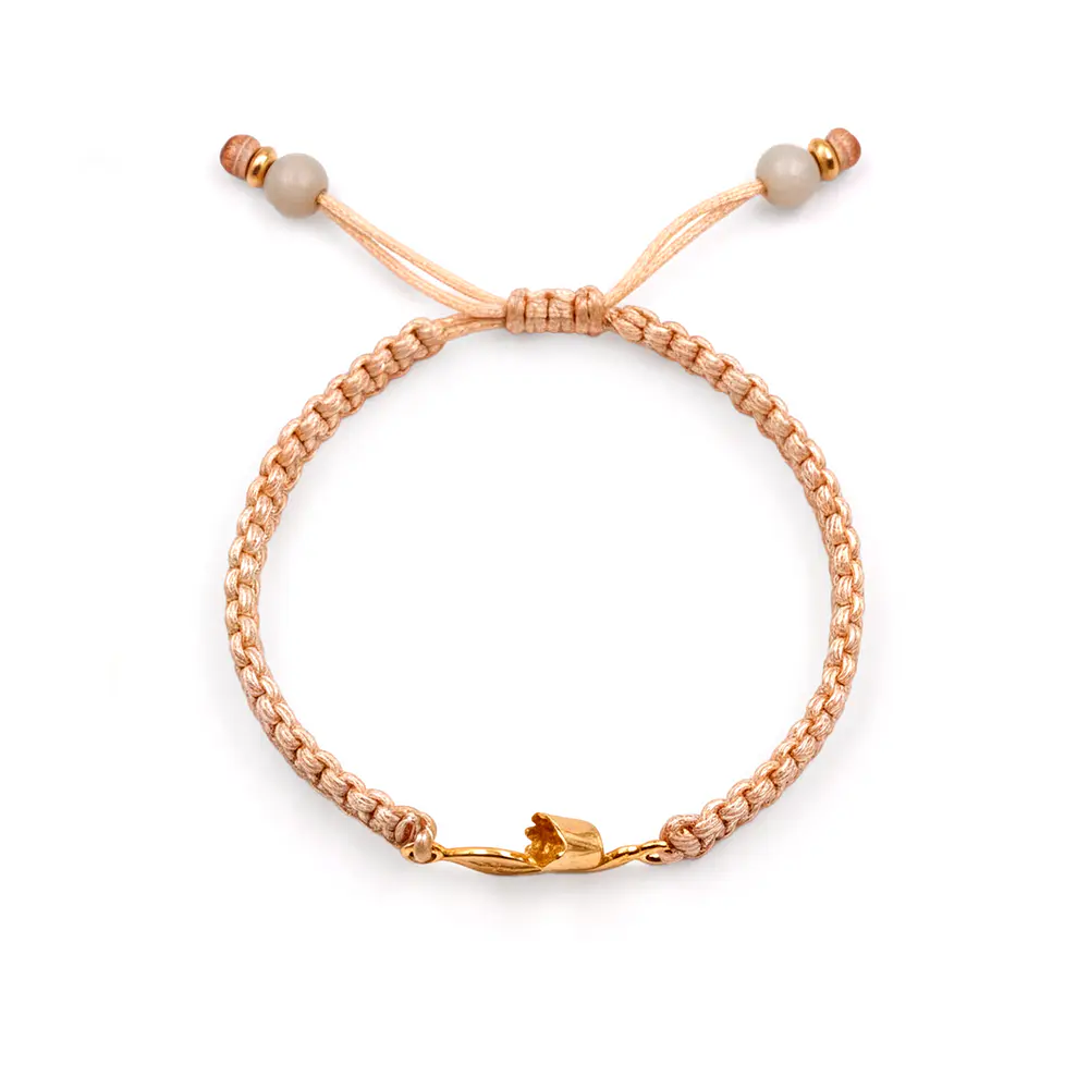 Pulsera De Hilo Beige Con Copihue De Oro 18K y Hoja Tallada