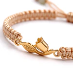 Pulsera De Hilo Beige Con Copihue De Oro 18K y Hoja Tallada