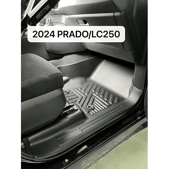 (Toyota Land Cruiser Prado 2024+) Pisos Rígidos Calce Perfecto Tipo Bandeja Antiderrame (1era+2da+3era Fila de Asientos)