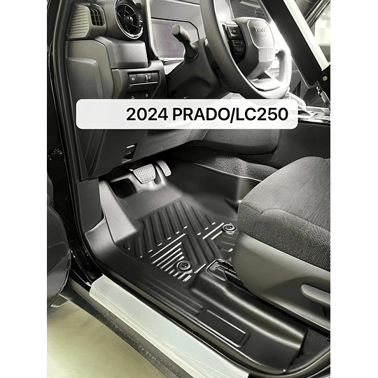 (Toyota Land Cruiser Prado 2024+) Pisos Rígidos Calce Perfecto Tipo Bandeja Antiderrame (1era+2da+3era Fila de Asientos)
